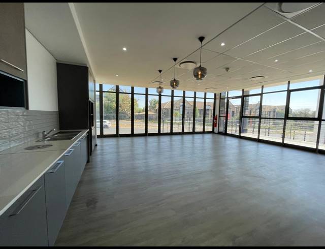 1,006M² OFFICE TO LET IN BRYANSTON